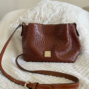 Cute Dooney & Bourke crossbody bag! In super good condition & well maintained!